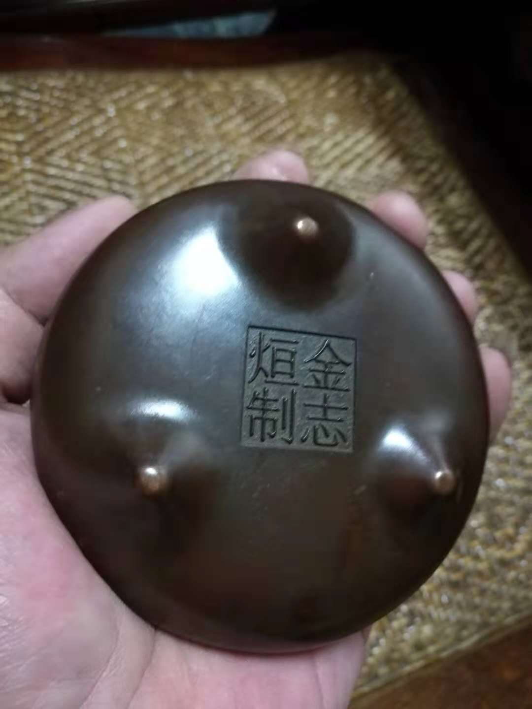 原本只是任性的搞了個小可愛
沒有打算要量產，既然那麼多人詢問
那好吧，原本如果有販售的話，價格是四千元
#如果有湊足十個
#一個三千五百元
#3500含運
大小約：爐口內7.2cm 含座高6.5cm
此爐雖然小，但做工毫不馬虎哦
#光回訊就浪費好幾小時
#底下開放加1別浪費彼此寶貴的時間