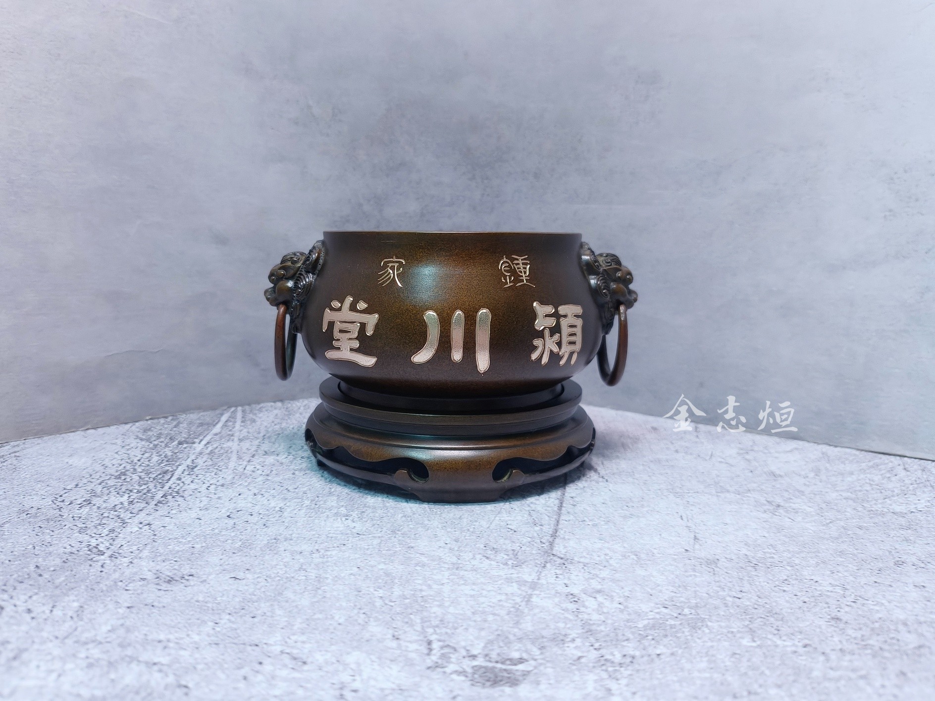 因為手工,字字皆有溫度。
不同於機械雷雕或模具字,
手工刻字的深淺與力度,
使每一筆都具有獨特的生命力。
手染香爐帶有沉穩、古雅的皮色,
字體搭配刮金表現,在光影流轉之間,
呈現出古樸而雅致的韻味。
不只是刻上文字,
而是將祝福與紀念,
留存在一件信仰器皿之上。