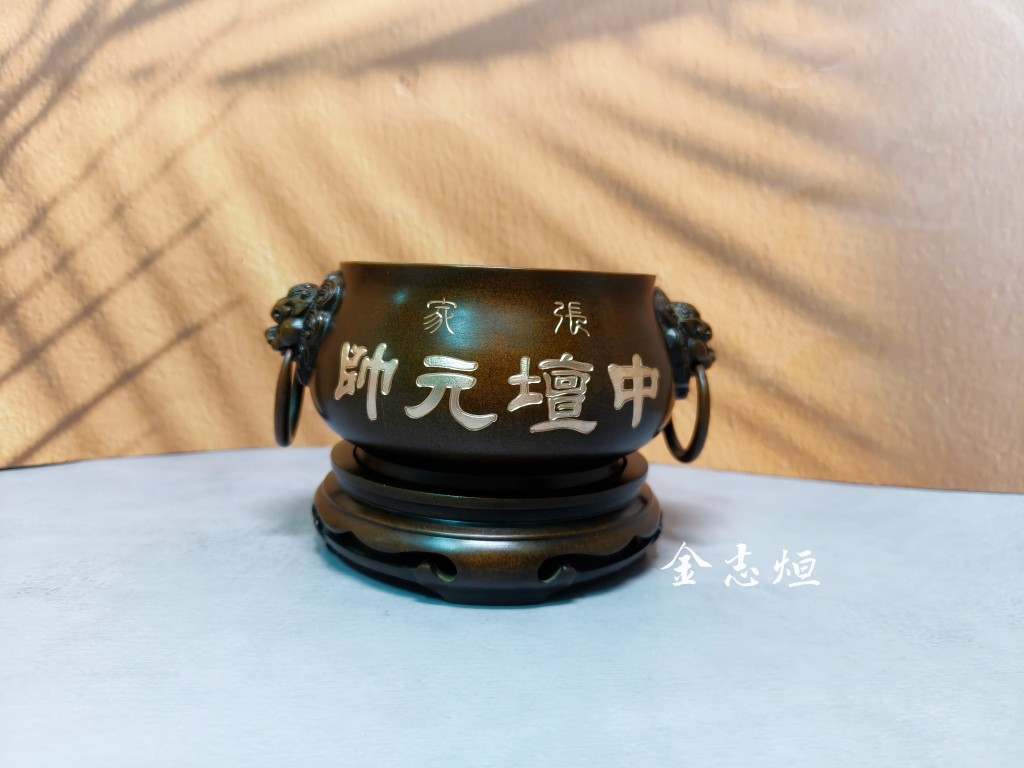 因為手工,字字皆有溫度。
不同於機械雷雕或模具字,
手工刻字的深淺與力度,
使每一筆都具有獨特的生命力。
手染香爐帶有沉穩、古雅的皮色,
字體搭配刮金表現,在光影流轉之間,
呈現出古樸而雅致的韻味。
不只是刻上文字,
而是將祝福與紀念,
留存在一件信仰器皿之上。