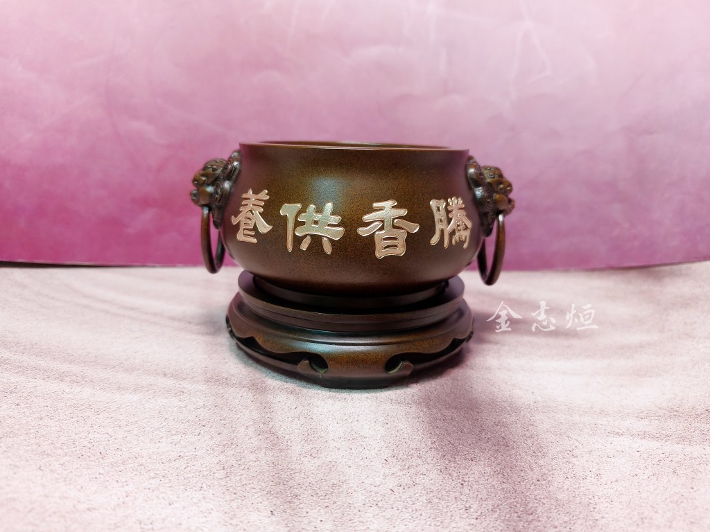 因為手工,字字皆有溫度。
不同於機械雷雕或模具字,
手工刻字的深淺與力度,
使每一筆都具有獨特的生命力。
手染香爐帶有沉穩、古雅的皮色,
字體搭配刮金表現,在光影流轉之間,
呈現出古樸而雅致的韻味。
不只是刻上文字,
而是將祝福與紀念,
留存在一件信仰器皿之上。