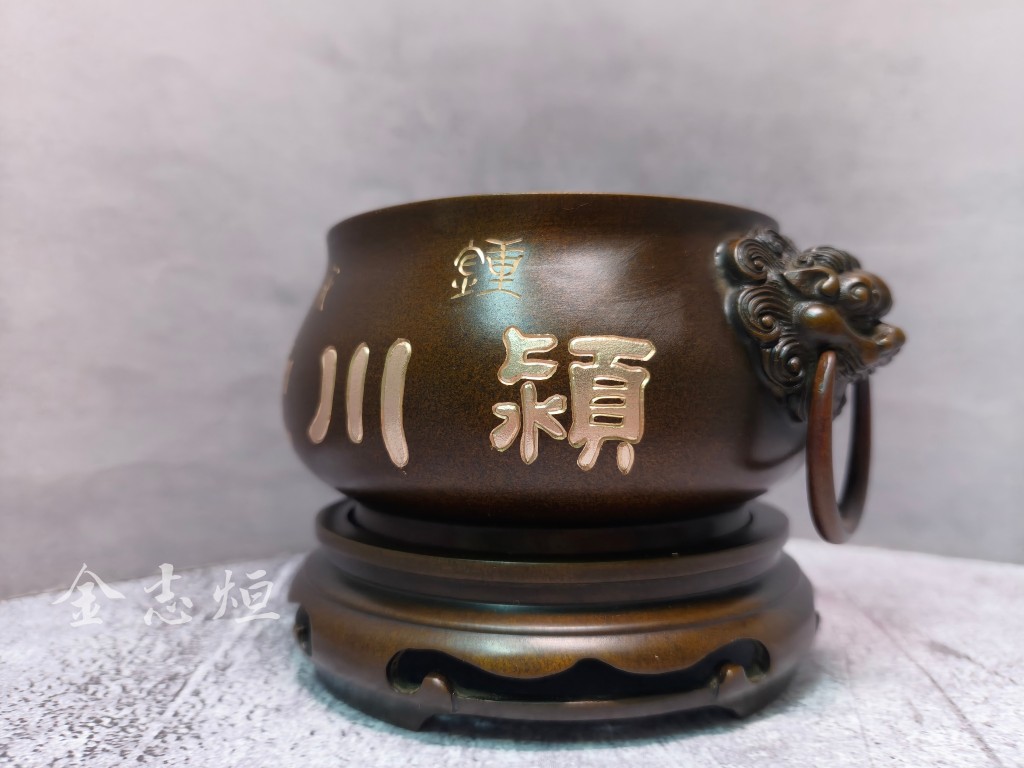 因為手工,字字皆有溫度。
不同於機械雷雕或模具字,
手工刻字的深淺與力度,
使每一筆都具有獨特的生命力。
手染香爐帶有沉穩、古雅的皮色,
字體搭配刮金表現,在光影流轉之間,
呈現出古樸而雅致的韻味。
不只是刻上文字,
而是將祝福與紀念,
留存在一件信仰器皿之上。