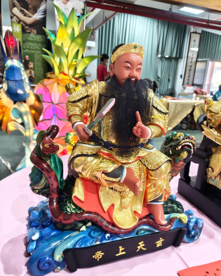雙十連假🔔店休三日
附近的萬年季開始囉🦁
快來左營蓮池潭走走逛逛

#七星劍 #純銀劍 #玄天上帝
手工磨製，接單訂製、無現貨喔
📱官方line : @jinsisyuan #一定要加@
🖱網站：https://jinsisyuan.com/