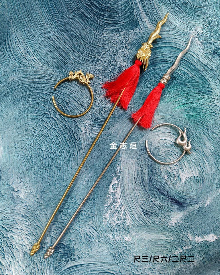 #純銀太子槍環 #中壇元帥
槍頭以手工磨製，
自然流暢的彎曲線條，
與俐落的尖端造型，
讓槍頭表面展現細膩的光澤，
兼具線條美感與手作溫度。
#鍍金