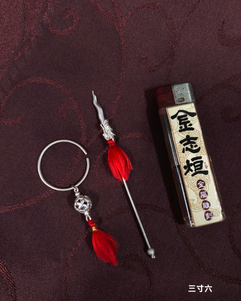 #純銀太子槍環 #中壇元帥
槍頭以手工磨製，
自然流暢的彎曲線條，
與俐落的尖端造型，
讓槍頭表面展現細膩的光澤，
兼具線條美感與手作溫度。
#鍍金