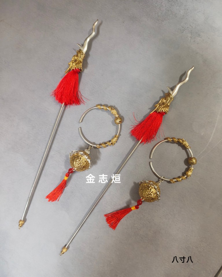 #純銀太子槍環 #中壇元帥
槍頭以手工磨製，
自然流暢的彎曲線條，
與俐落的尖端造型，
讓槍頭表面展現細膩的光澤，
兼具線條美感與手作溫度。
#鍍金