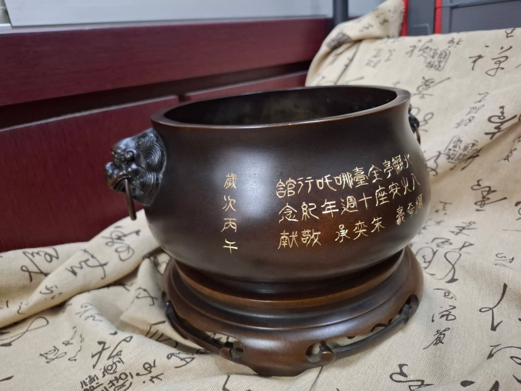 銅爐，歷經歲月洗禮，依然承載虔誠信仰，香火綿延不息。
#北鯤亭全臺哪吒行舘
#入火安座十週年紀念
感謝訂製❤️獅耳銅香爐
型號 B10-L #六寸
質地堅實，厚胎用料加重，經久耐用。
#手工染色
#手工刻字