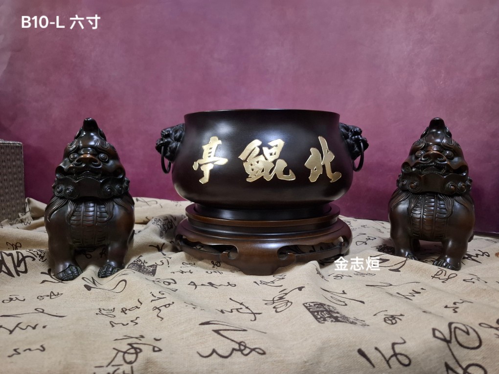 銅爐，歷經歲月洗禮，依然承載虔誠信仰，香火綿延不息。
#北鯤亭全臺哪吒行舘
#入火安座十週年紀念
感謝訂製❤️獅耳銅香爐
型號 B10-L #六寸
質地堅實，厚胎用料加重，經久耐用。
#手工染色
#手工刻字
