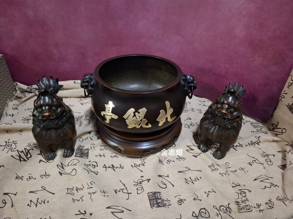 銅爐，歷經歲月洗禮，依然承載虔誠信仰，香火綿延不息。
#北鯤亭全臺哪吒行舘
#入火安座十週年紀念
感謝訂製❤️獅耳銅香爐
型號 B10-L #六寸
質地堅實，厚胎用料加重，經久耐用。
#手工染色
#手工刻字